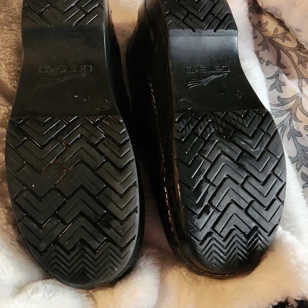 Dansko size 39 black tooled leather clogs - Picture 3 of 4